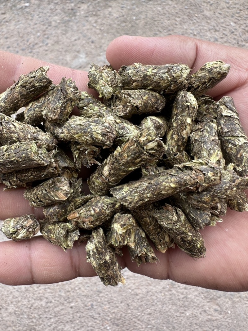 纯花生秧熟化颗粒，适口性好，牛羊马驴鹿等动物饲料