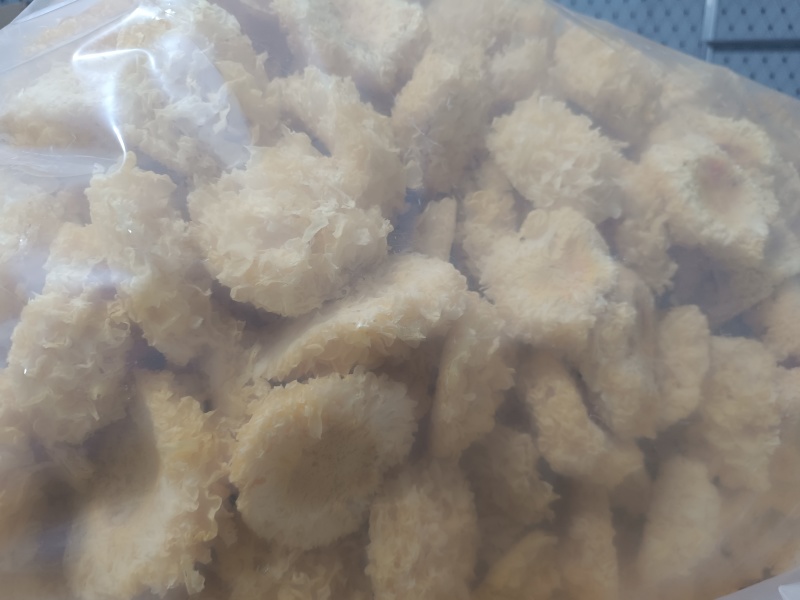 银耳干品，工厂基地智能出菇棚鲜品烘干品，大批量欢迎联系。
