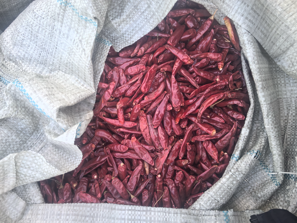 三樱八号辣椒成品包装展示,包括小袋零售包装和大袋批发包装,背景为电商平台销售场景 三樱八号辣椒成品包装展示