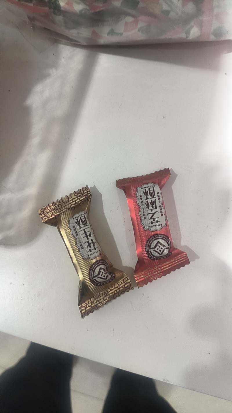《水果硬糖》，酥糖，奶糖，软糖巧克力糖品种多多。