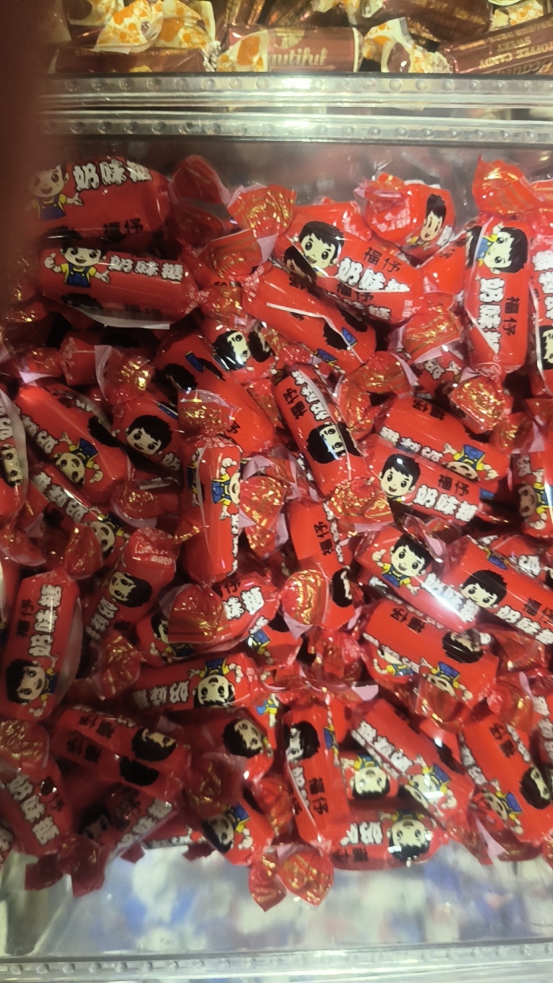 《水果硬糖》，酥糖，奶糖，软糖巧克力糖品种多多。