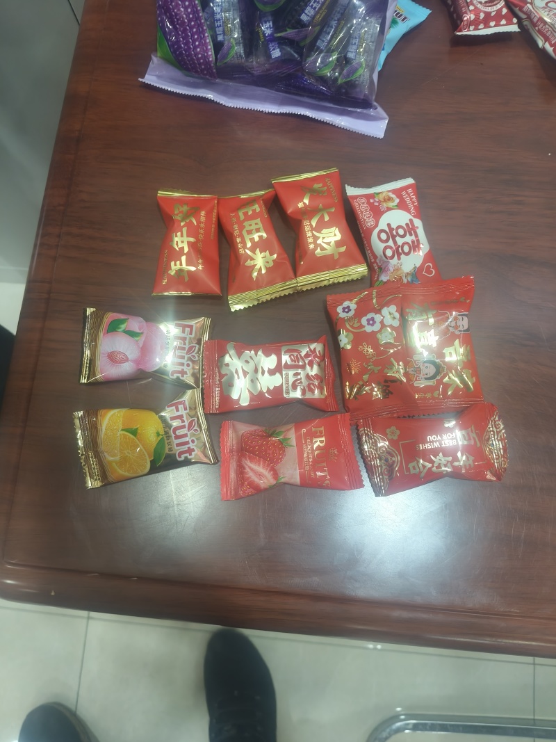 《水果硬糖》，酥糖，奶糖，软糖巧克力糖品种多多。