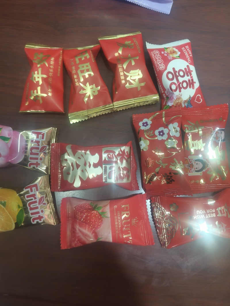 《水果硬糖》，酥糖，奶糖，软糖巧克力糖品种多多。