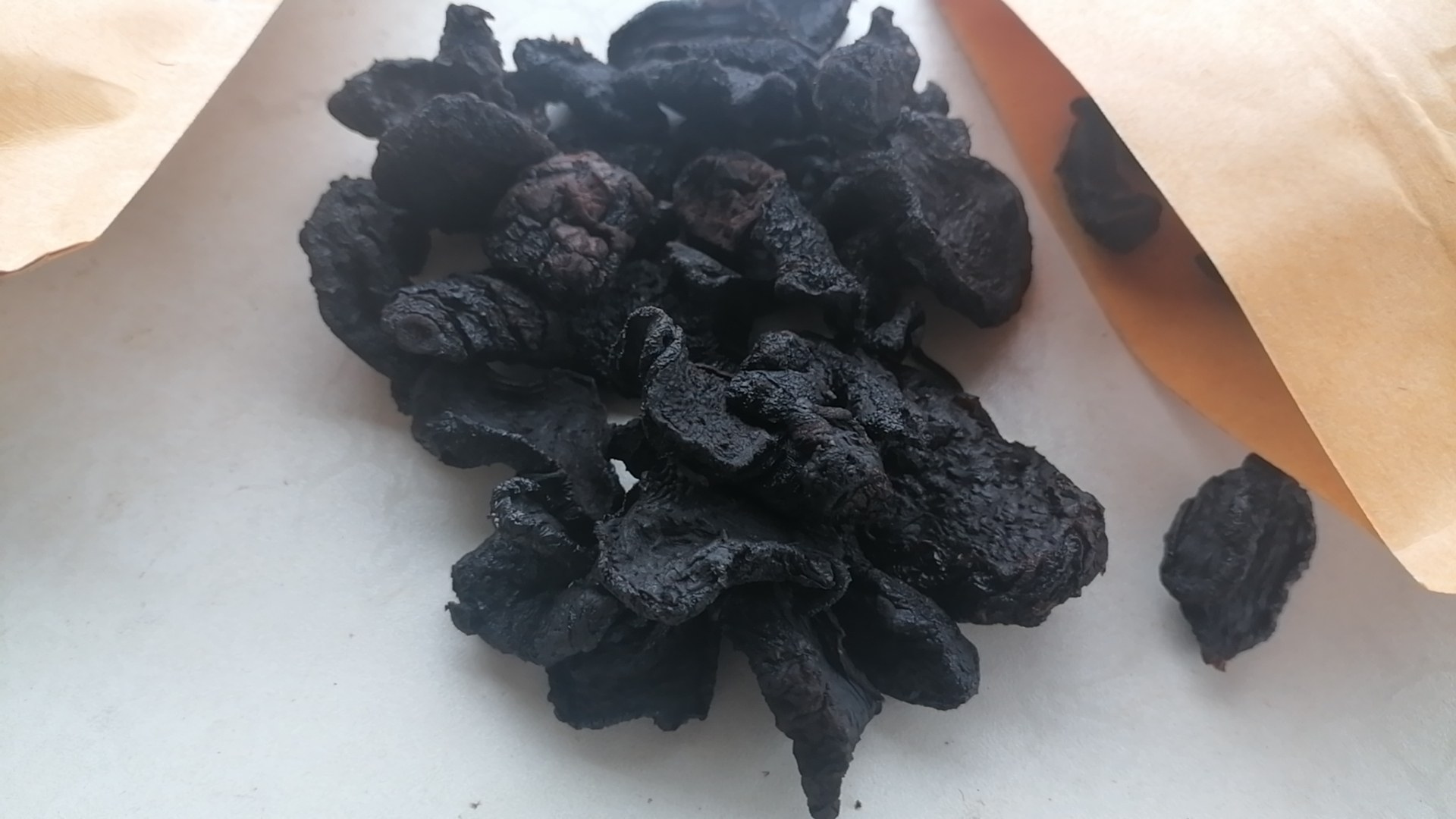 展示熟地黄在九蒸九晒过程中的变化,从鲜黄色逐渐变为深黑色 九蒸九晒熟地黄制作过程图