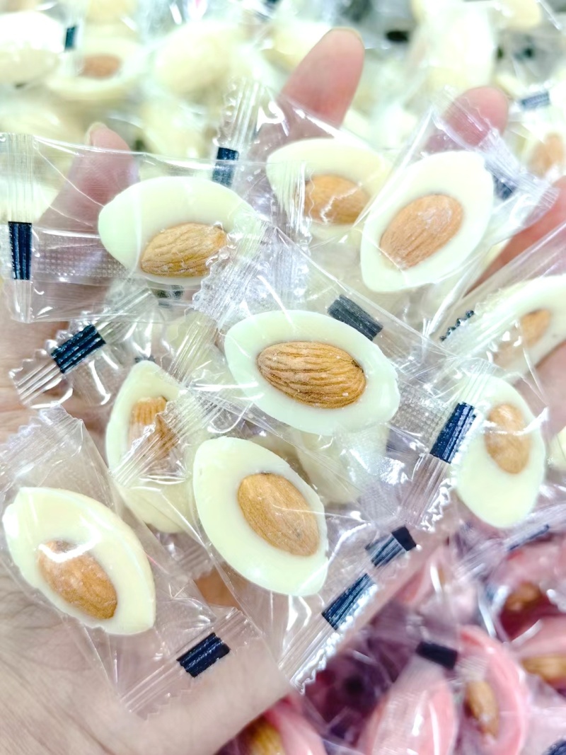 坚果巴旦木独立装散装抹茶草莓白巧克力黑巧克力味