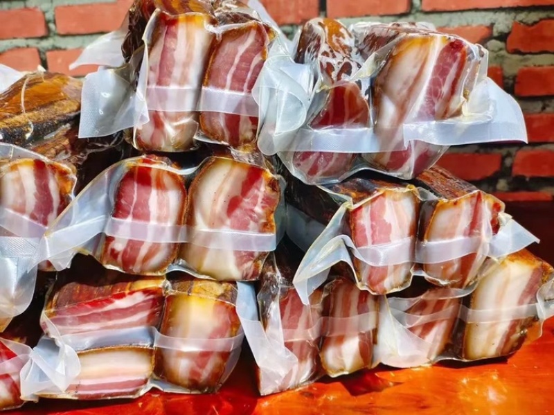 湖南传统烟熏腊肉，五花偏肥腊肉，厂家直销，24小时发货