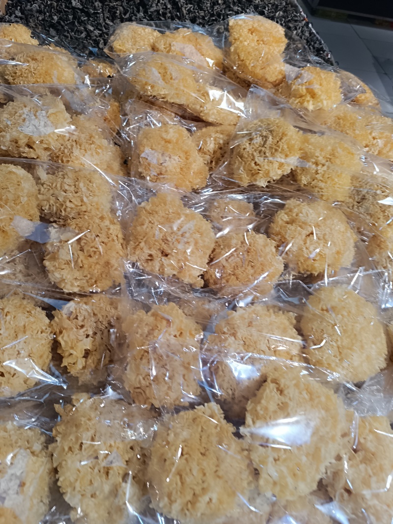 银耳干品，工厂基地智能出菇棚鲜品烘干品，大批量欢迎联系。