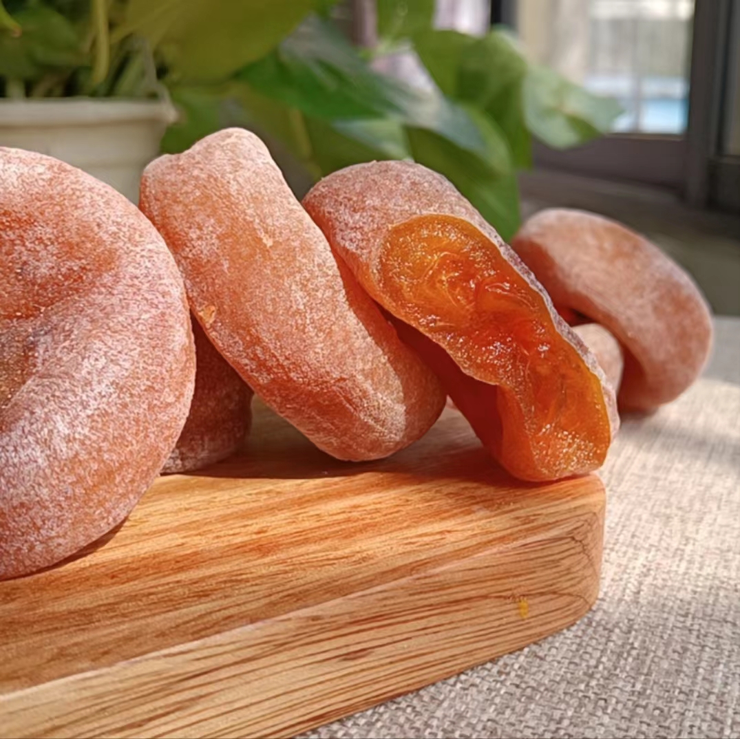 柿子糖渍后在阴凉通风处晾干,形成糖衣,提升脆度和甜度 柿子糖渍后晾干过程