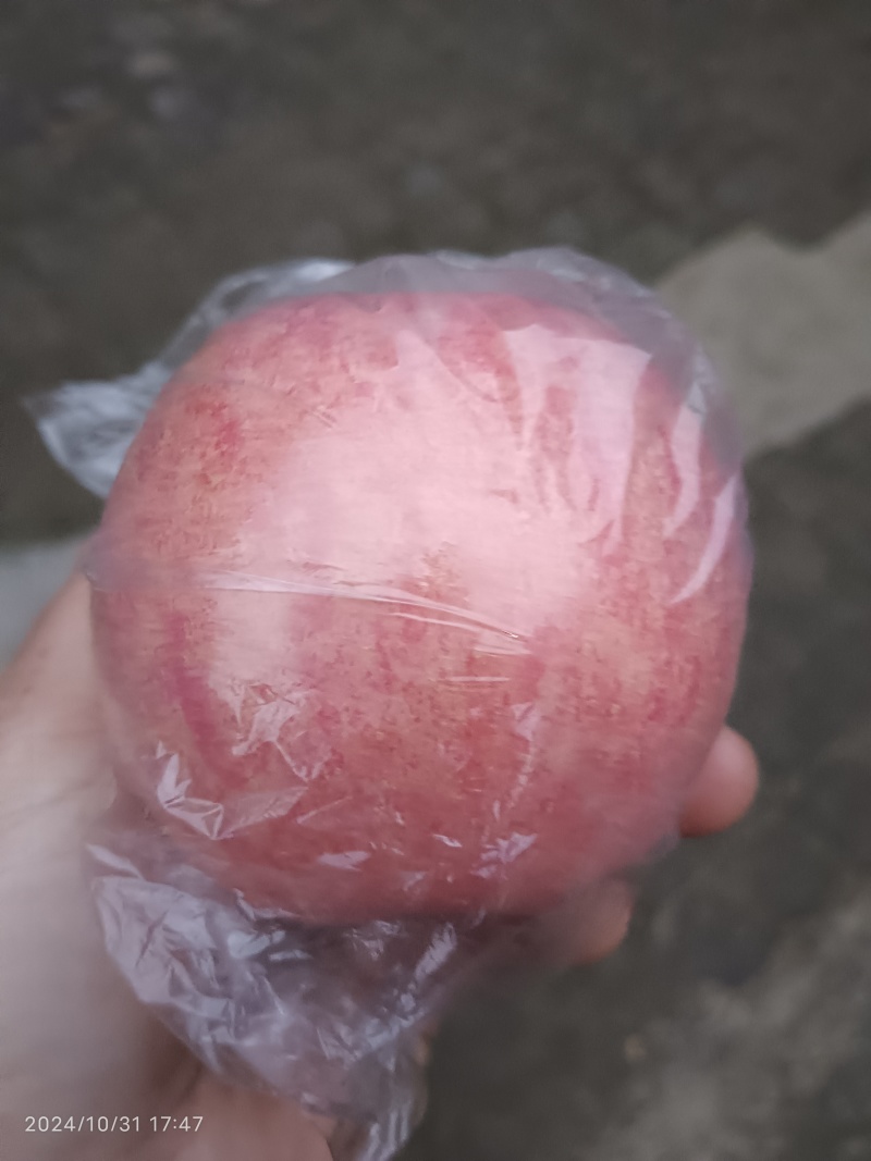 万荣县高村镇纸加膜富士香甜可口，皮薄多汁，产地直发
