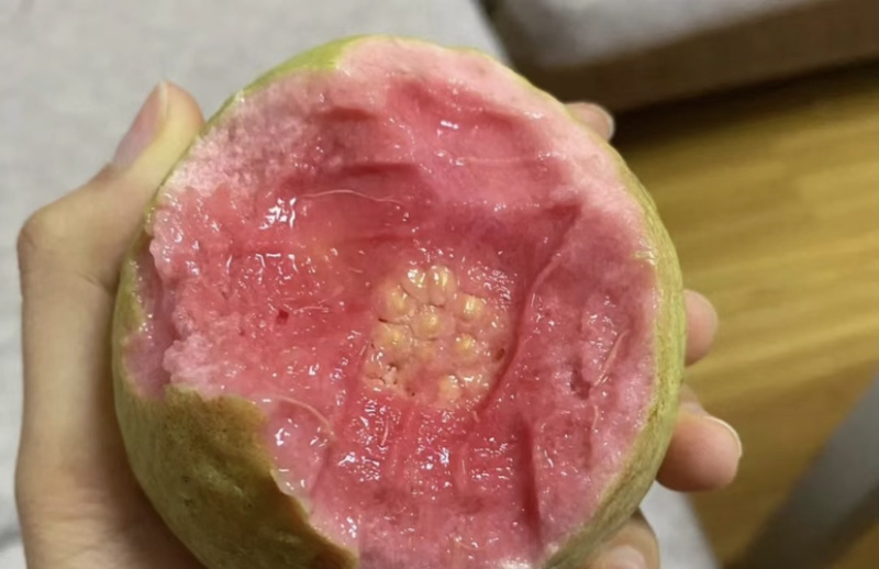 精选广东大量红心白心番石榴芭乐新鲜上市产地直发选购