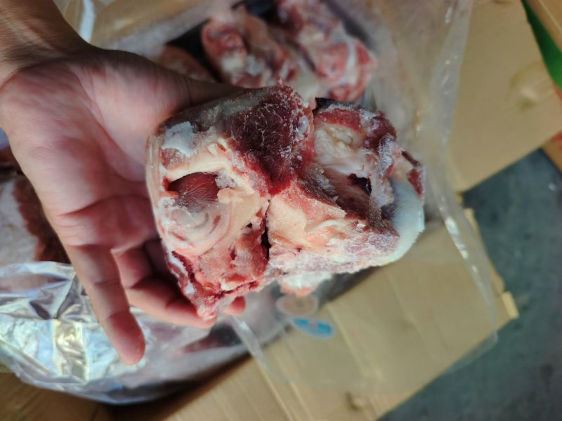 满肉大棒骨，块型均匀，带肉饱满，日期**新，出厂没几天