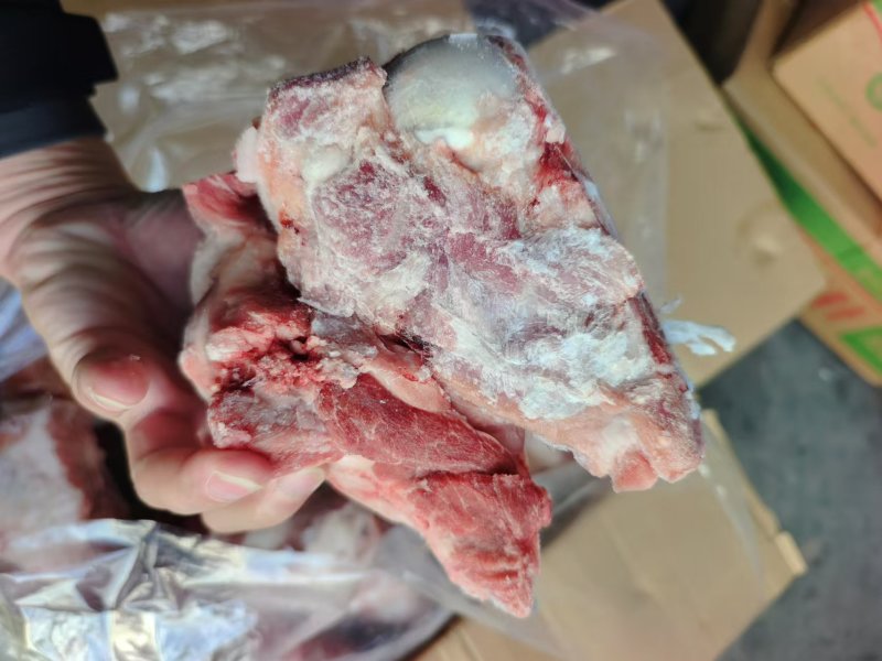 满肉大棒骨，块型均匀，带肉饱满，日期**新，出厂没几天