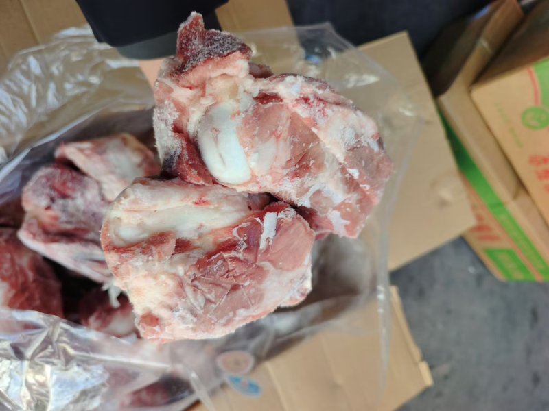 满肉大棒骨，块型均匀，带肉饱满，日期**新，出厂没几天