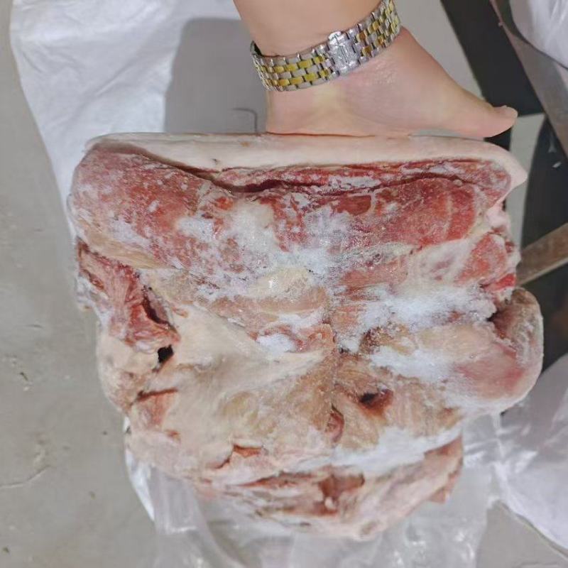 肥猪带皮去骨腿肉
