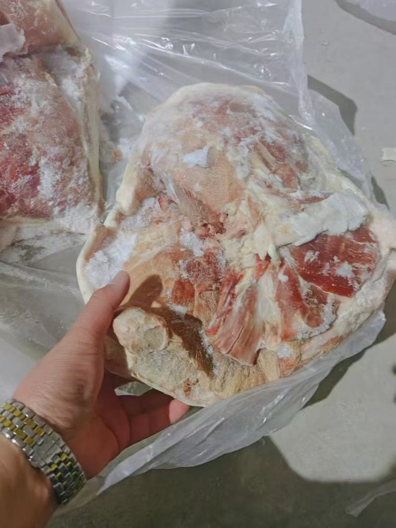 肥猪带皮去骨腿肉