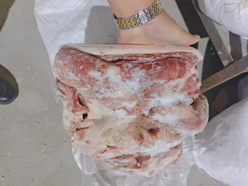肥猪带皮去骨腿肉