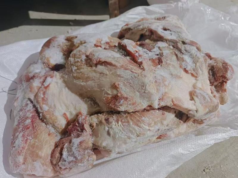 肥猪带皮去骨腿肉