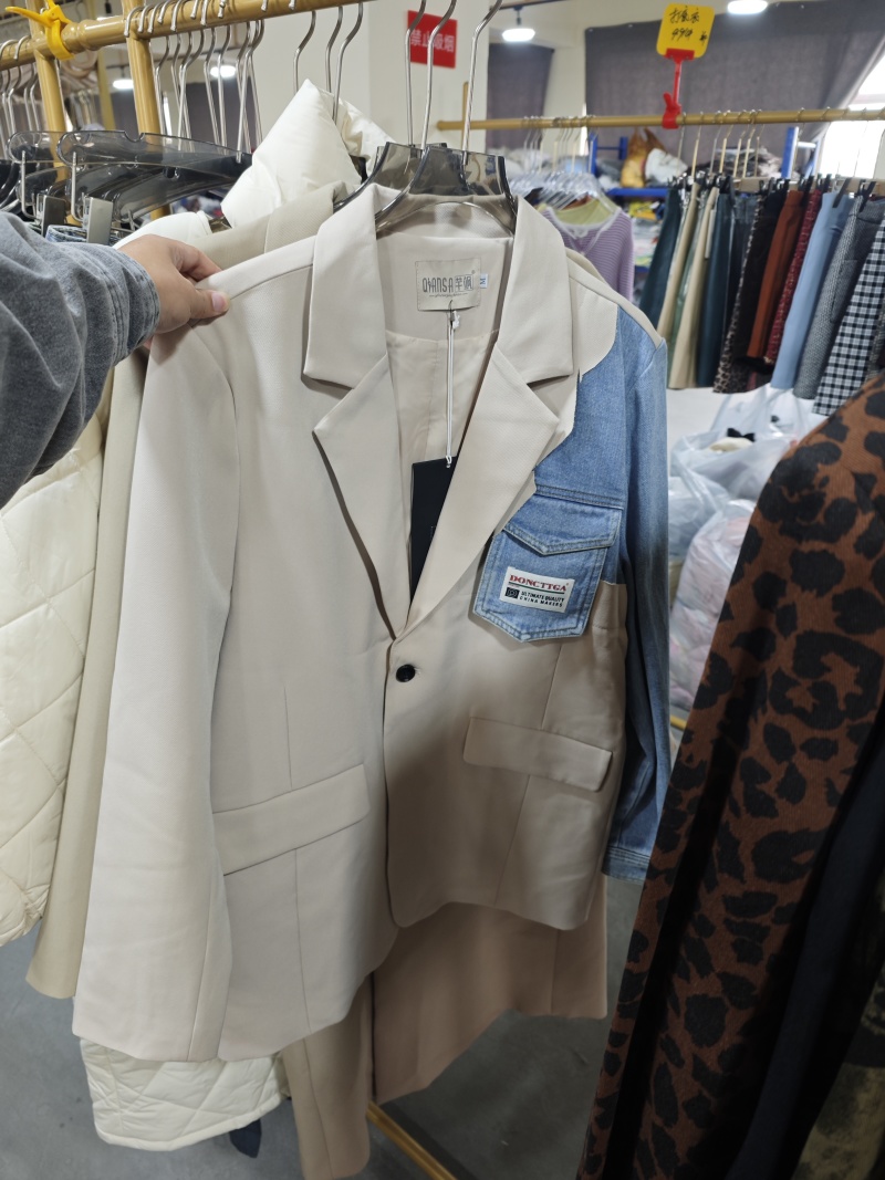 全品类(杂款)服装库存批发，看清楚是批发，不零售！