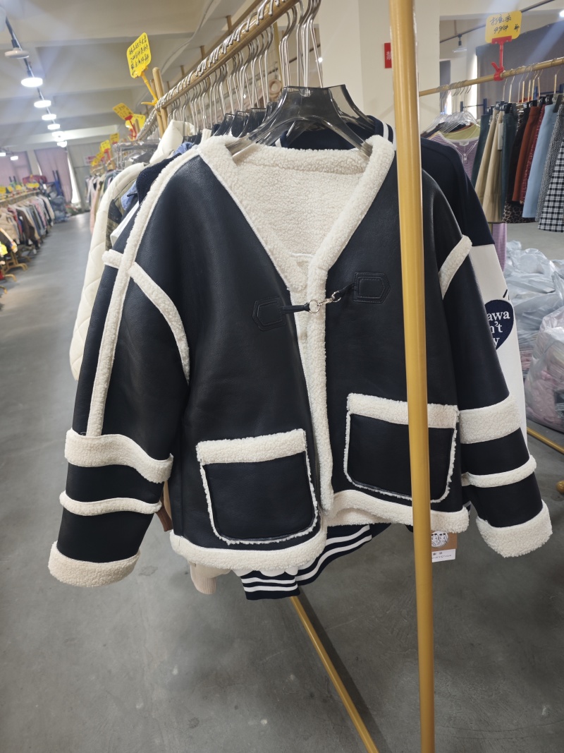 全品类(杂款)服装库存批发，看清楚是批发，不零售！