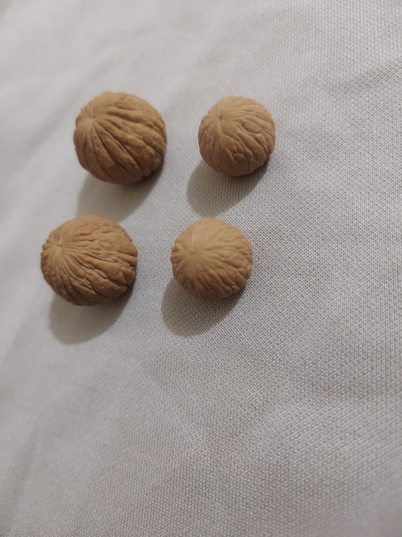 文玩手串小核桃，今年刚采收的新籽。基地直销，个个精品。