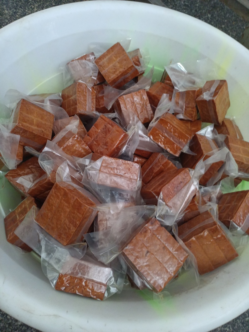 柴火烟熏酸汤豆腐贵州特产农家自制香干腊火熏炒菜卤煮凉菜