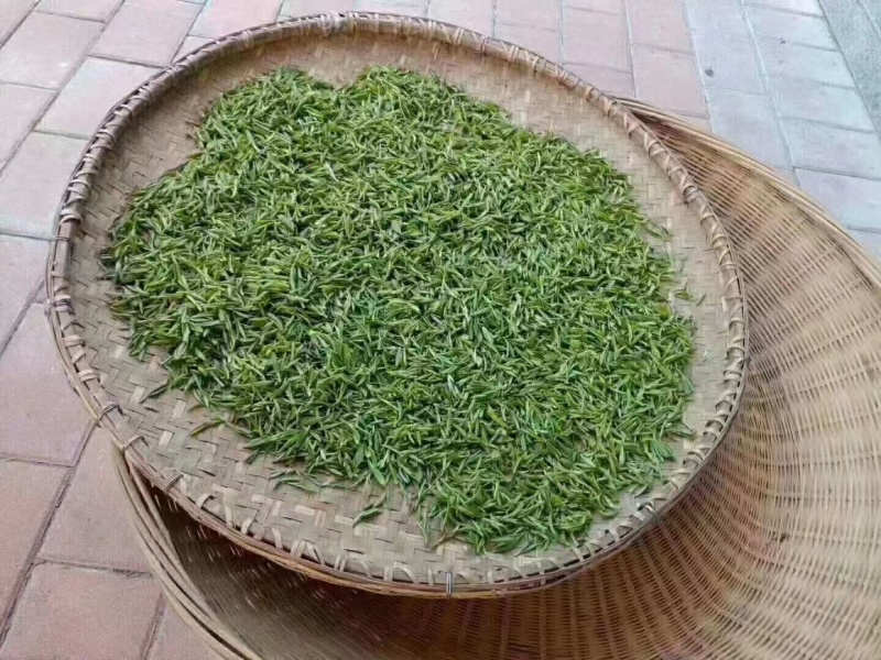 石笋野生茶生长于深山老林，云雾环绕之中，以手工杀青，木炭