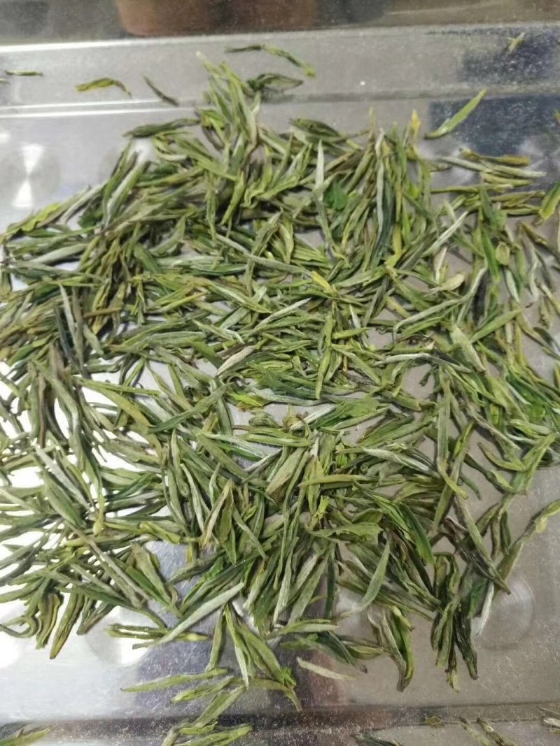 石笋野生茶生长于深山老林，云雾环绕之中，以手工杀青，木炭
