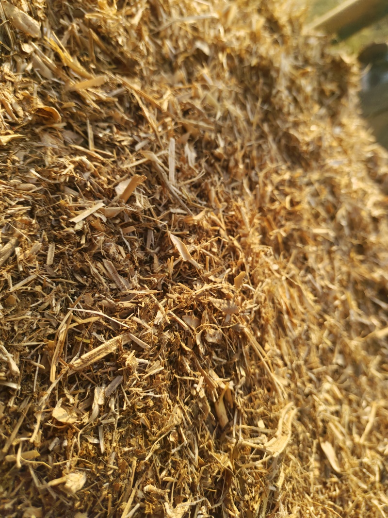 供应，黄豆秸秆粉碎过筛除尘压块干草料，牛羊使用干净利落