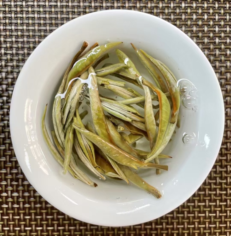 白毫银针白茶中的天花板，满披白毫，全是茶芽