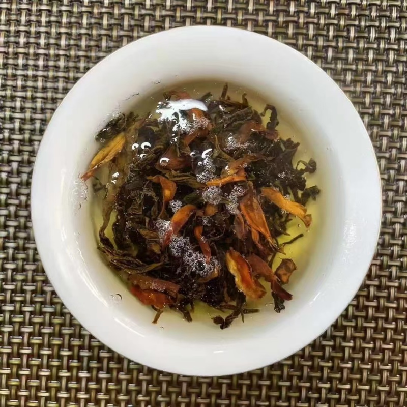 **百年古树野生红茶品质**，红裤嫩叶多，花香甜揉