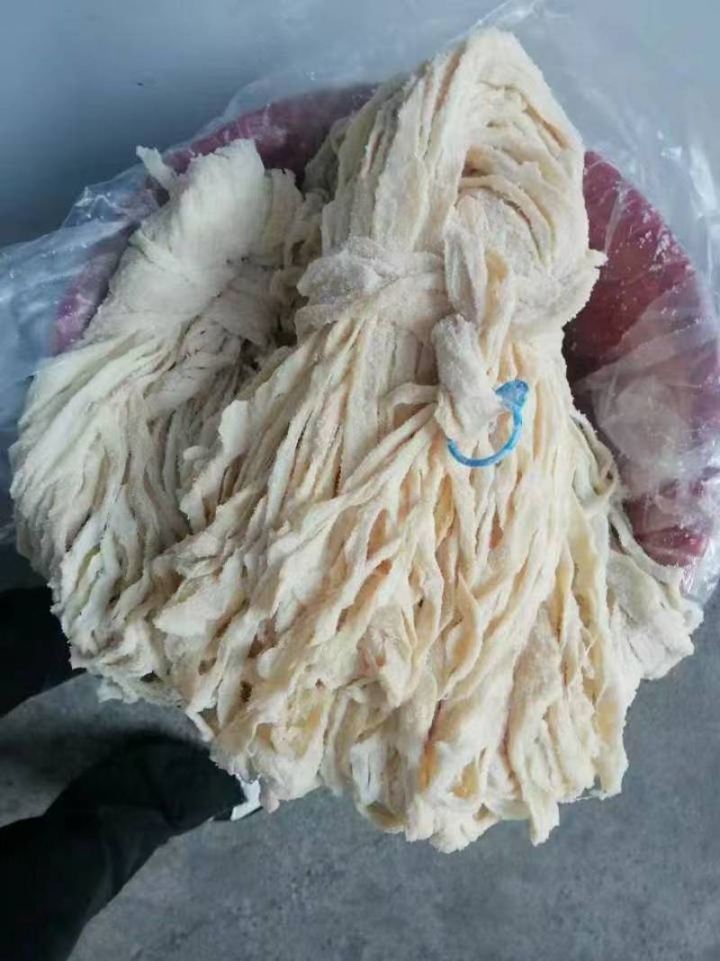 喂！灌香肠啰，需肠衣的走起了。量大价优，欢迎咨询
