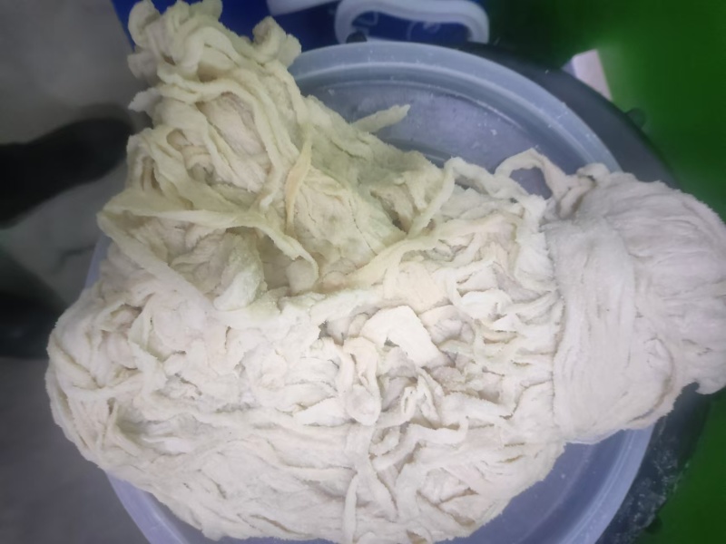 喂！灌香肠啰，需肠衣的走起了。量大价优，欢迎咨询