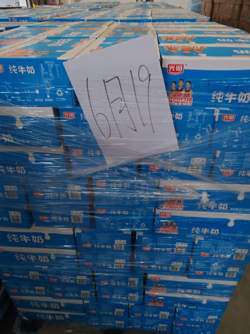 光明纯牛奶，250毫升*24盒，日期到12月底