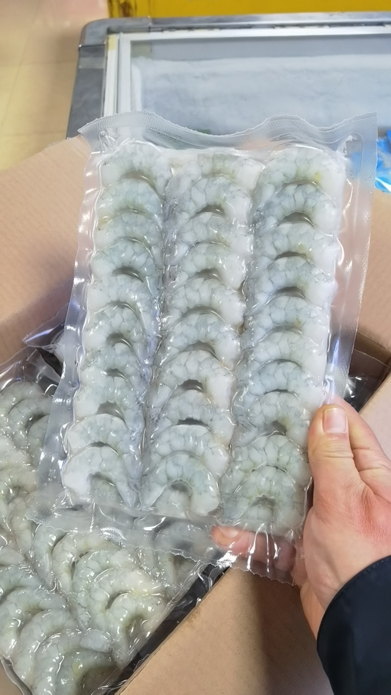 板冻真空虾仁。一箱8板。毛重600g。净含量500g。