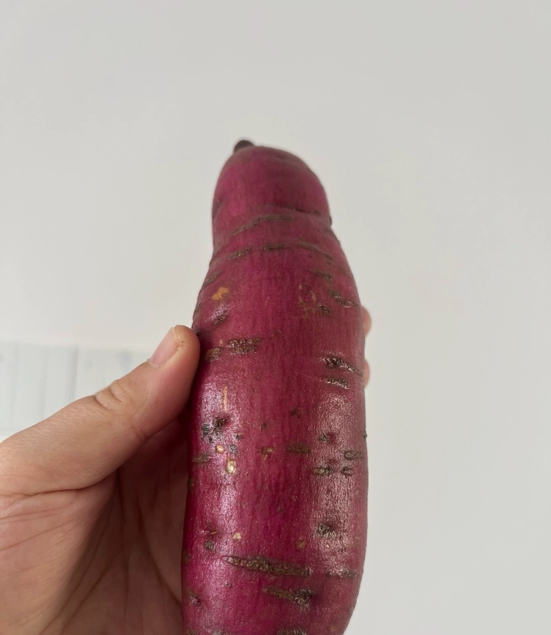 红瑶蜜薯要比烟薯甜，也没有筋丝，口感更软糯一些，没有烟