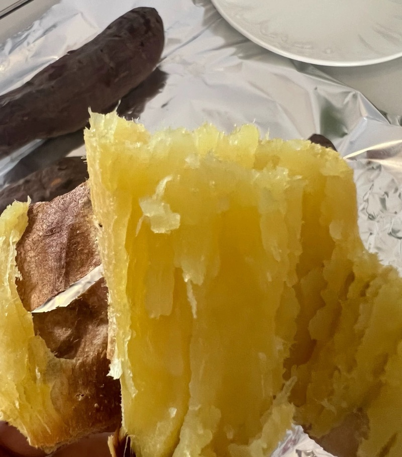 红瑶蜜薯要比烟薯甜，也没有筋丝，口感更软糯一些，没有烟
