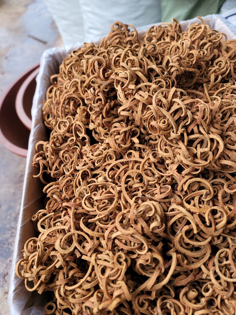 【岭南肉桂】刮皮桂丝，带皮丝当季春采，色泽佳好，药膳同源