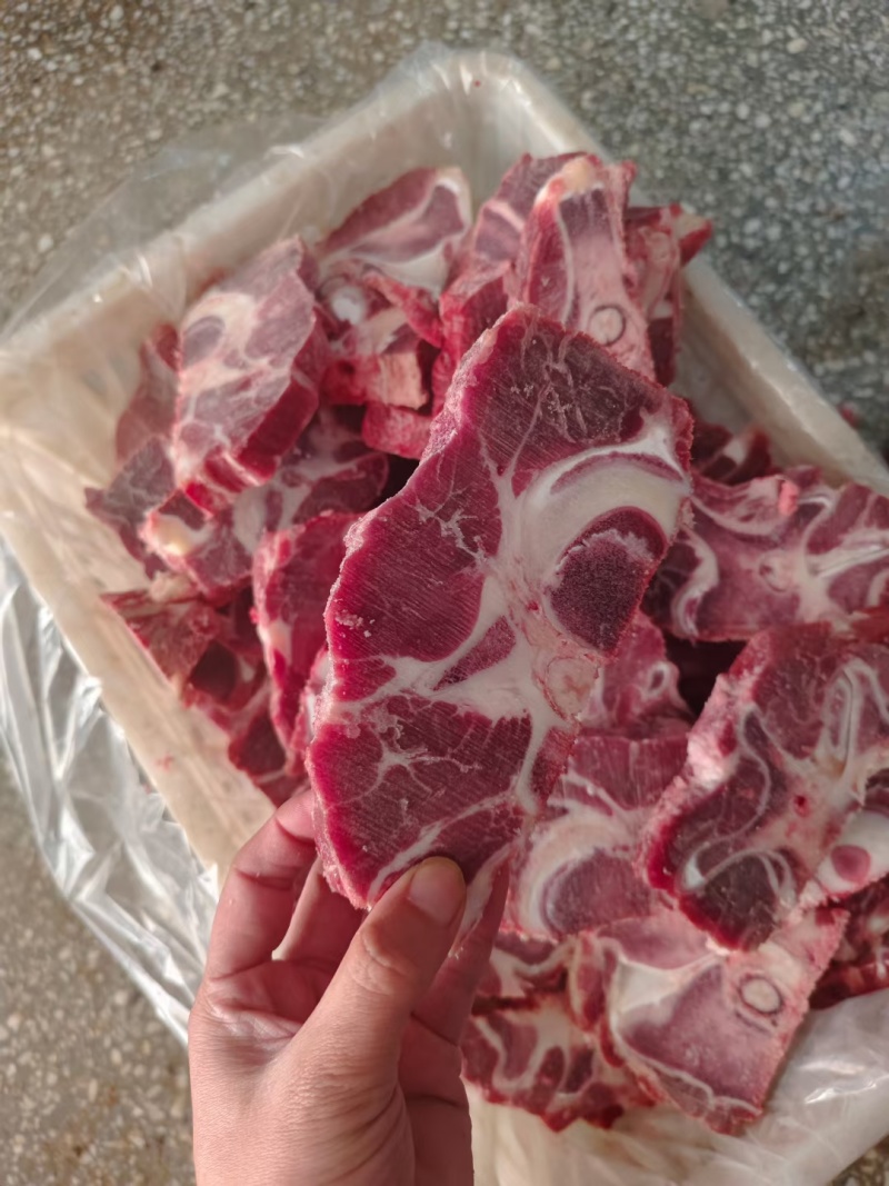 国产满肉牛脖骨。可以按要求定做大小包装。长期供应！