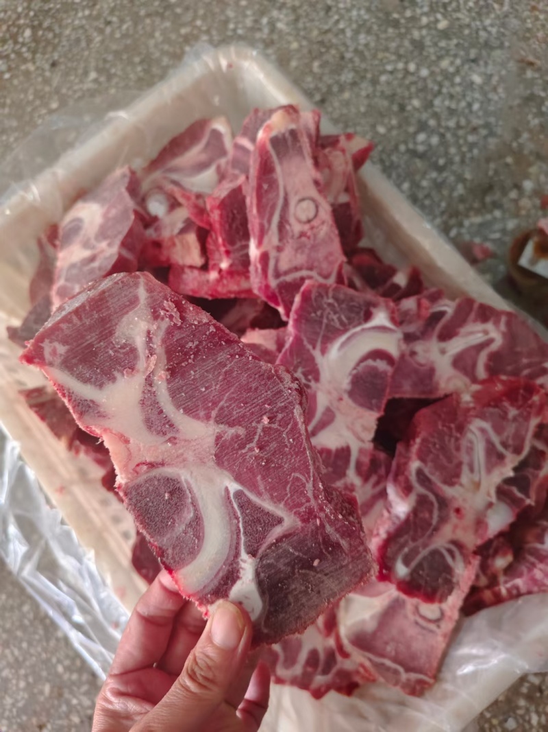 国产满肉牛脖骨。可以按要求定做大小包装。长期供应！