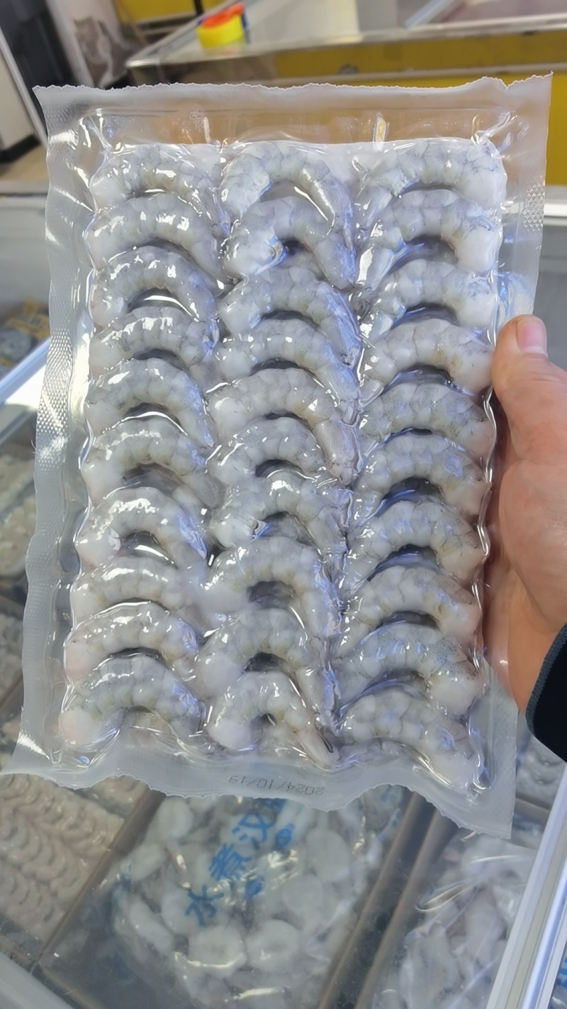 板冻真空虾仁。一箱8板。毛重600g。净含量500g。