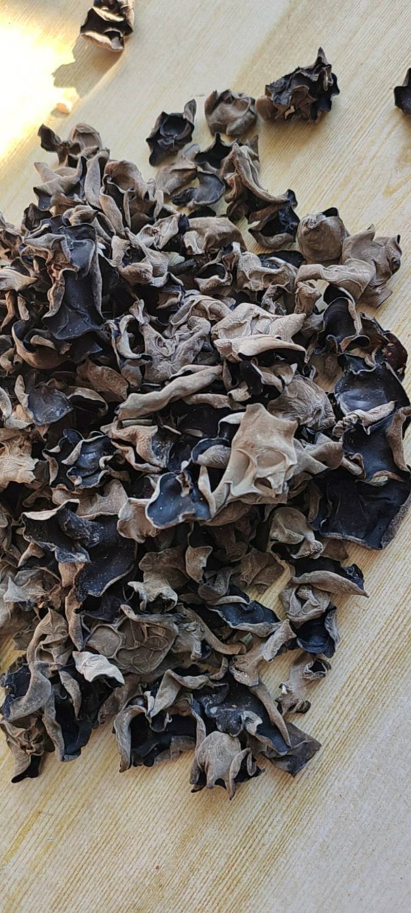 黑龙江牡丹江春天第一茬黒木耳，