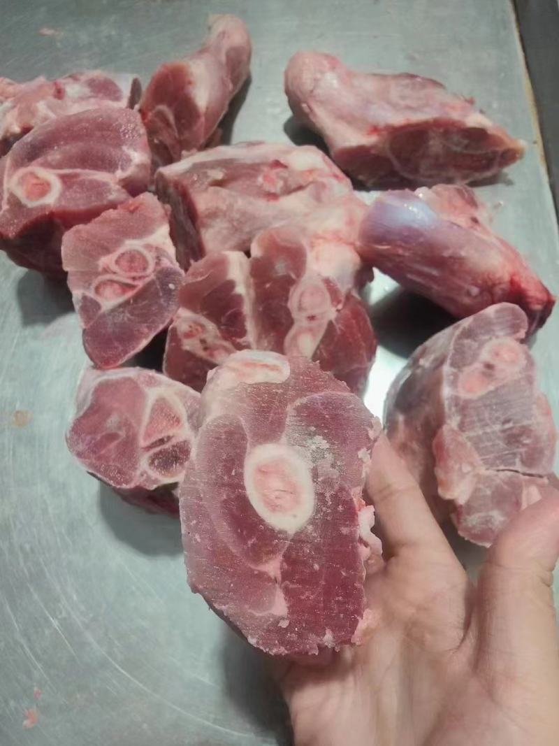 后腿骨可以加工成肉骨块