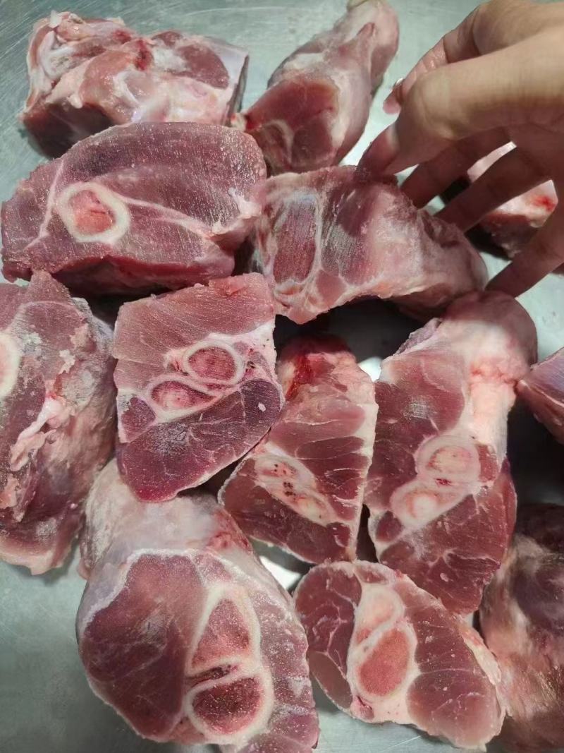 后腿骨可以加工成肉骨块