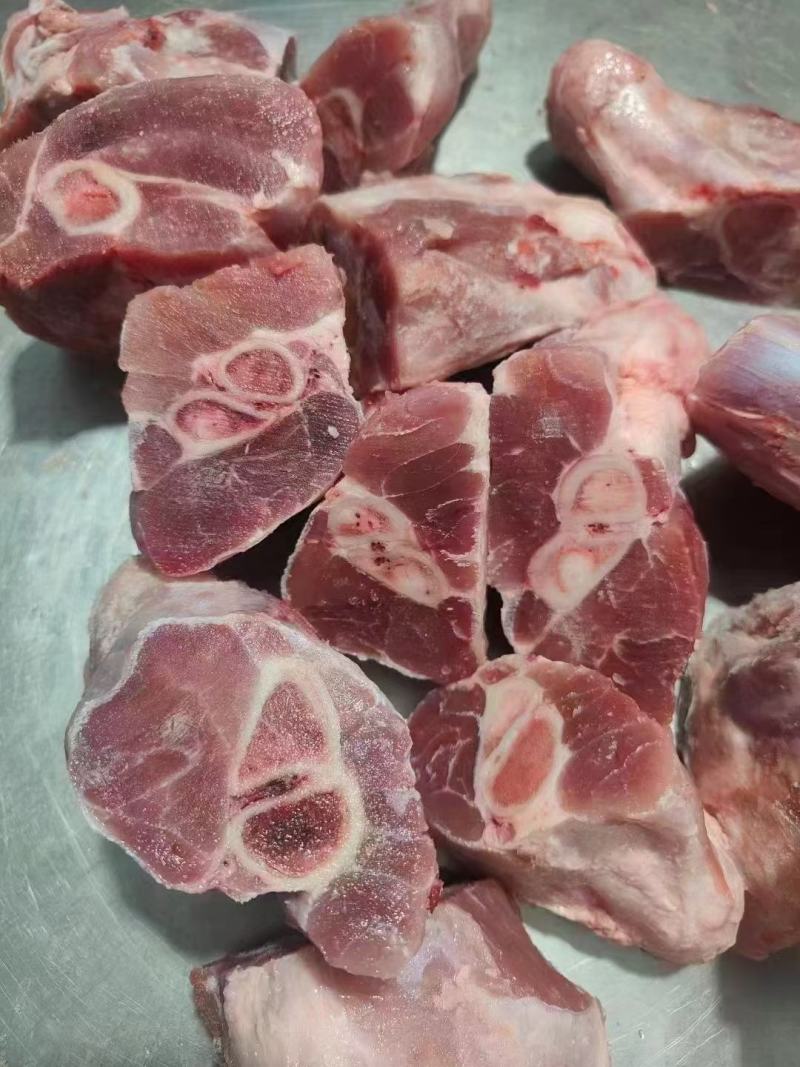 后腿骨可以加工成肉骨块