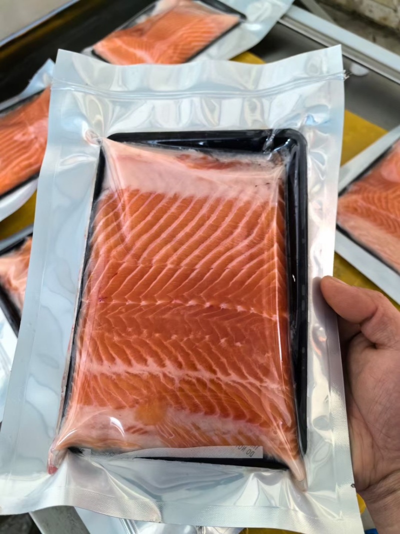 大量供应三文鱼中段批发刺身日料送芥末调料包
