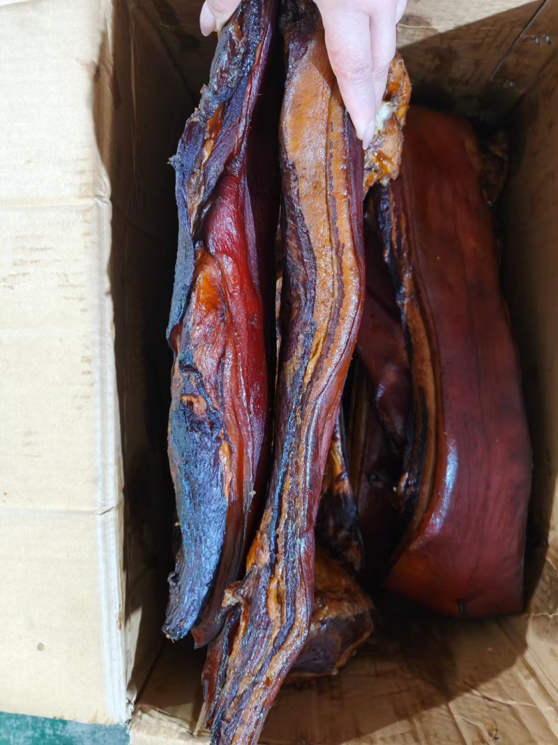 五花腊肉柴火烟熏制，价格实惠，可供饭店，餐饮，摆摊都能用