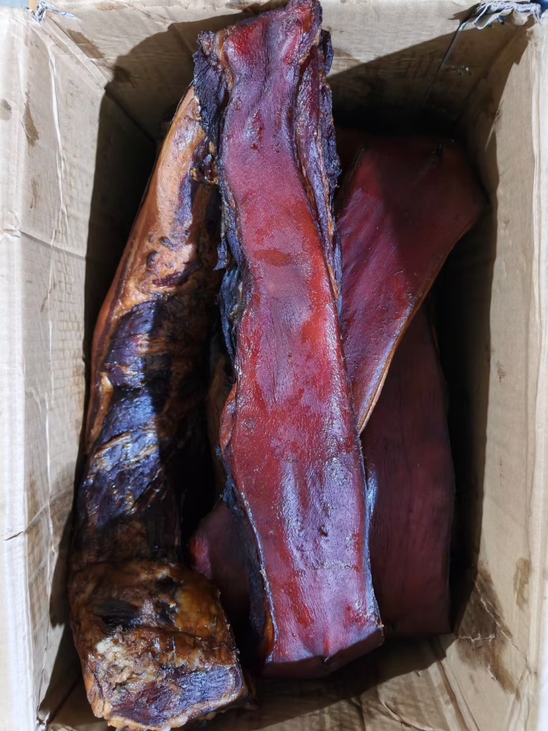 五花腊肉柴火烟熏制，价格实惠，可供饭店，餐饮，摆摊都能用