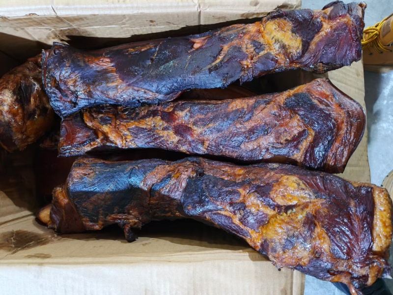 五花腊肉柴火烟熏制，价格实惠，可供饭店，餐饮，摆摊都能用