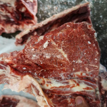 牛脊骨，含肉量为满肉，货源充足全国发货手续齐全