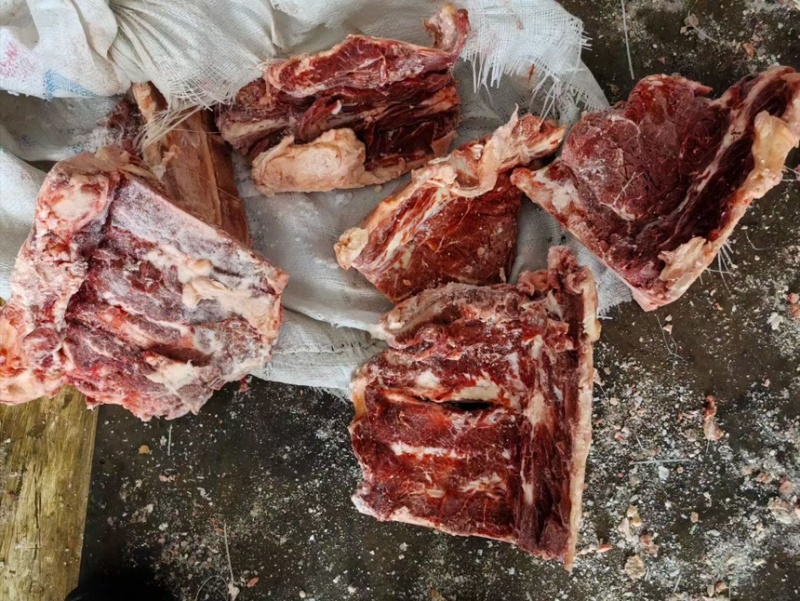 牛脊骨，含肉量为满肉，货源充足全国发货手续齐全